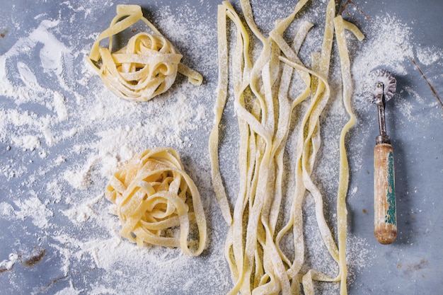 Zelfgemaakte pasta op beton