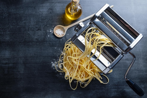 Zelfgemaakte pasta op donkere achtergrond