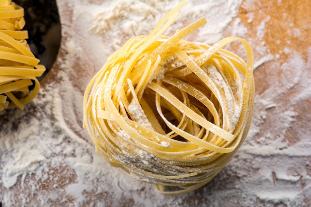 Zelfgemaakte pasta op een houten ondergrond