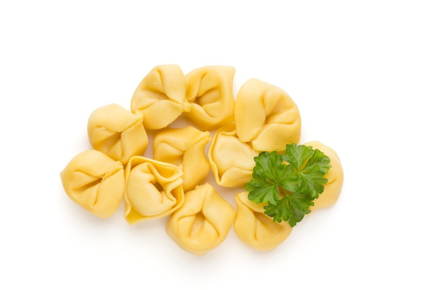 Zelfgemaakte pasta, rauwe tortellini met kruiden