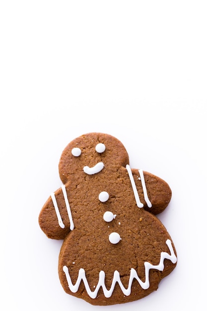 Zelfgemaakte peperkoek cookies versierd met witte suikerglazuur op witte achtergrond.