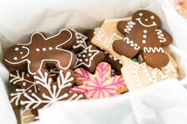 Zelfgemaakte peperkoek en suikerkerstkoekjes inpakken voor cadeautjes.