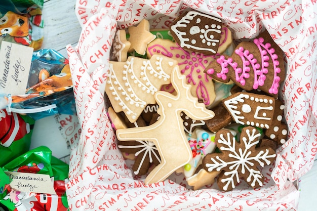 Zelfgemaakte peperkoek en suikerkerstkoekjes inpakken voor cadeautjes.