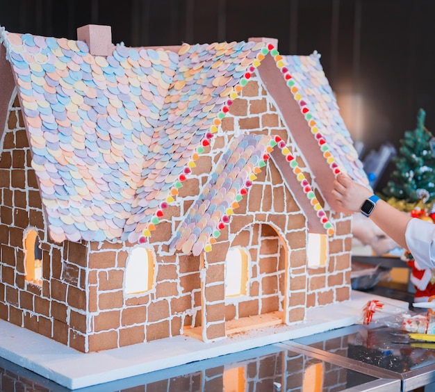 Zelfgemaakte peperkoek huis op winterseizoen. prettige kerstdagen en gelukkig nieuwjaar decoratie thuis.