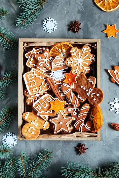 Zelfgemaakte peperkoek kerstkoekjes op een dienblad