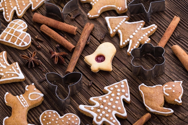 Zelfgemaakte peperkoek kerstkoekjes op houten achtergrond