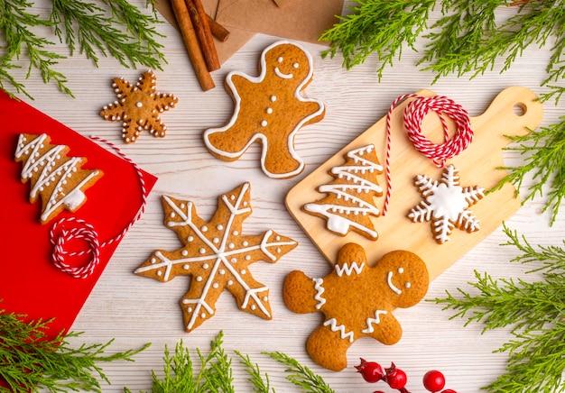 Zelfgemaakte peperkoek kerstkoekjes, peperkoek man op houten tafel