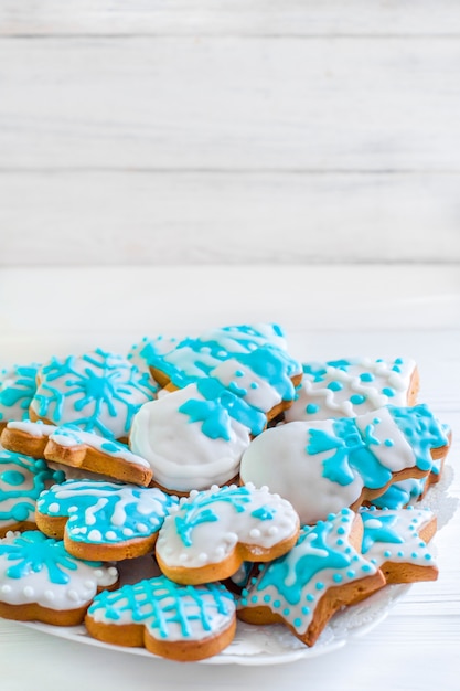 Foto zelfgemaakte peperkoekkoekjes. kerst peperkoek met wit en blauw glazuur.