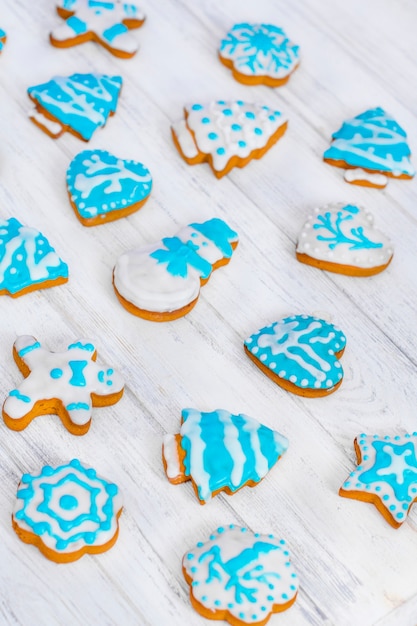 Foto zelfgemaakte peperkoekkoekjes. kerst peperkoek met wit en blauw glazuur.