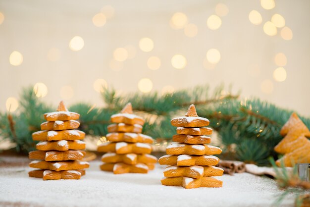 Zelfgemaakte peperkoekkoekjes Kerstbomen versierd met poedersuiker