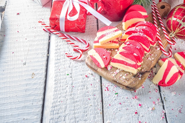 Zelfgemaakte pepermuntkoekjes wit en rood fluweel chocoladesalami