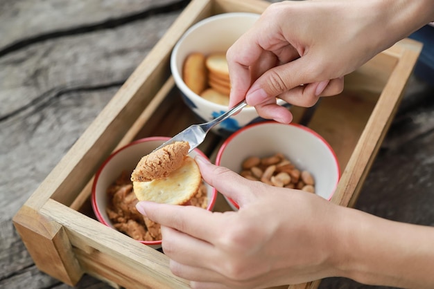 Foto zelfgemaakte pindakaas maken van verse biologische pindakaas van de boerderij voor gezond eten in het dagelijks leven