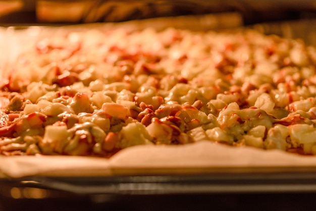 Zelfgemaakte pizza maken in draagbare gasoven op hoge temperatuur