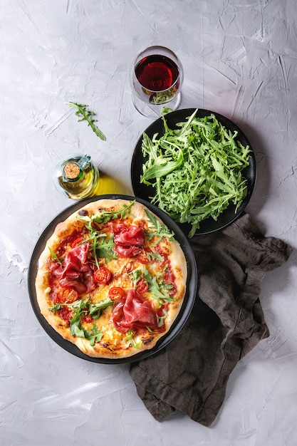 Zelfgemaakte pizza met bresaola