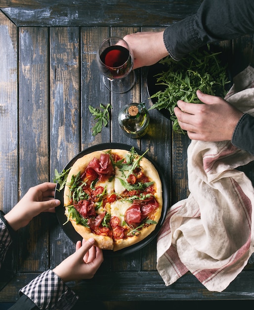 Zelfgemaakte pizza met bresaola