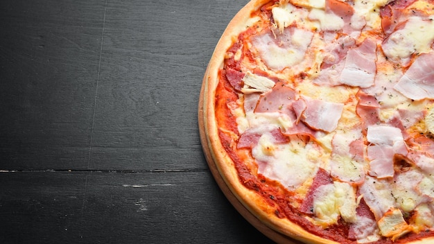 Zelfgemaakte pizza met spekkip en salamiworst Bovenaanzicht vrije ruimte voor uw tekst Rustieke stijl