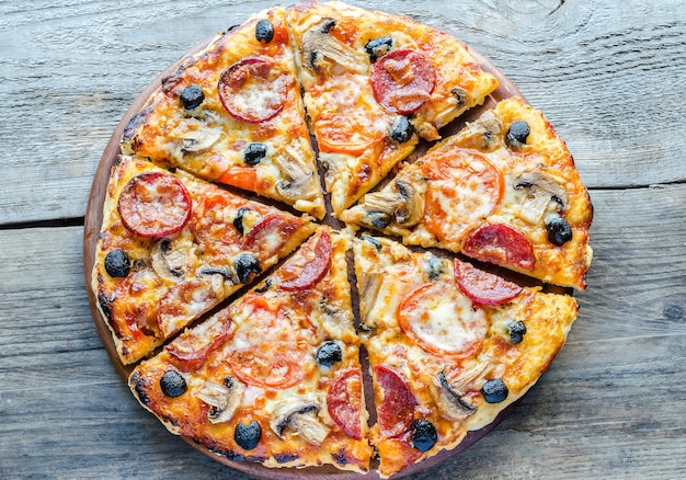 Zelfgemaakte pizza op houten tafel