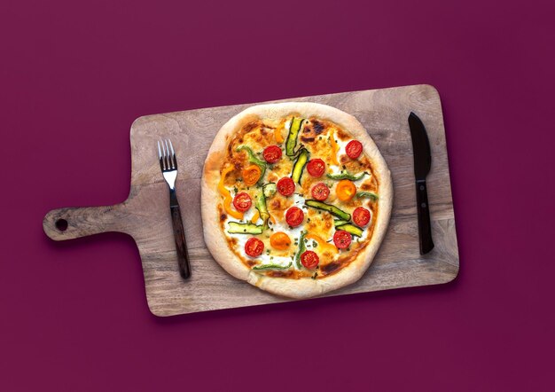 Zelfgemaakte pizza primavera minimalistisch op een magenta tafel