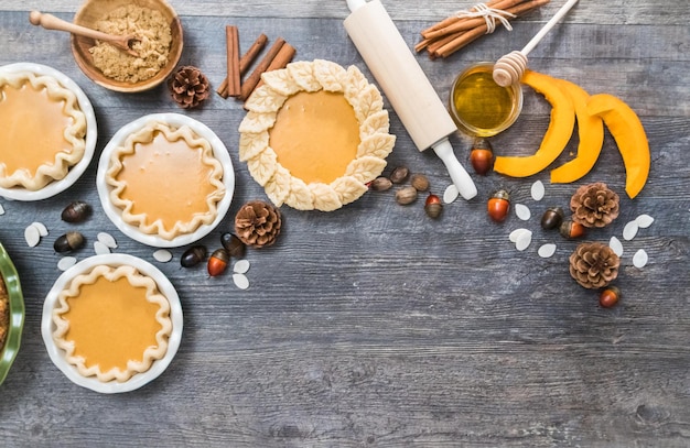 Zelfgemaakte pompoentaart bakken voor het Thanksgiving-diner.
