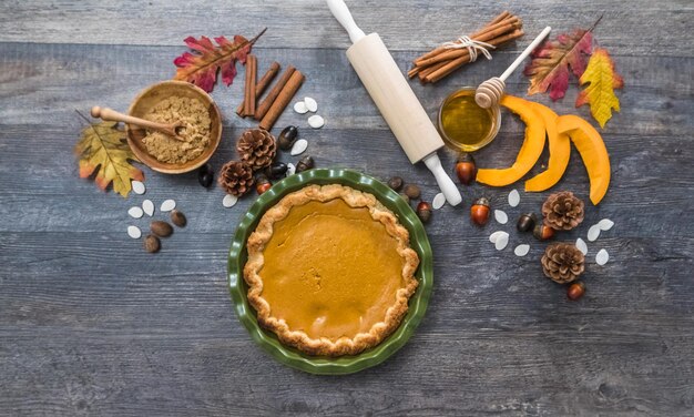 Zelfgemaakte pompoentaart bakken voor het Thanksgiving-diner.