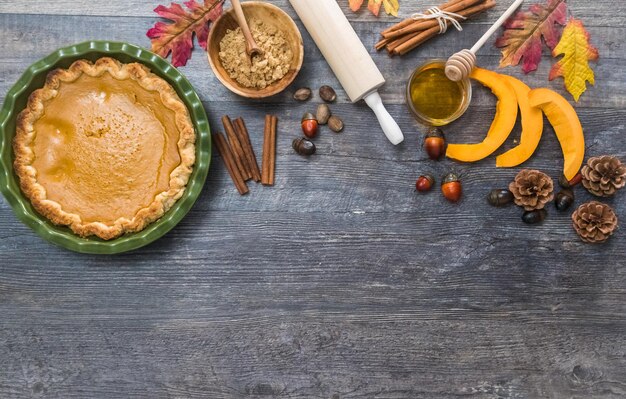 Zelfgemaakte pompoentaart bakken voor het Thanksgiving-diner.