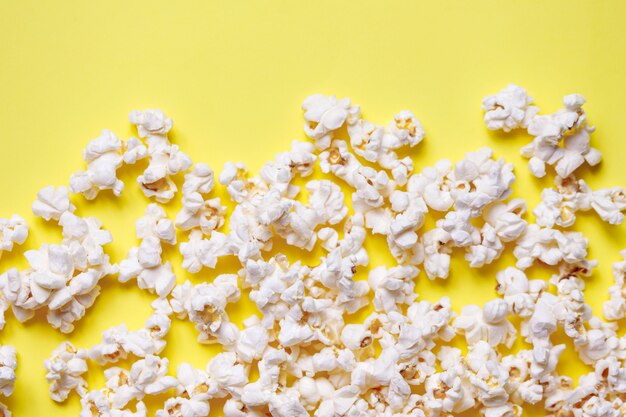 Zelfgemaakte popcorn op een gele achtergrond