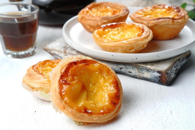 Zelfgemaakte Portugese Egg Tart of Pastel de nata of pastel de Belm op witte achtergrond