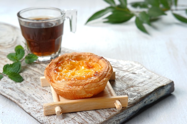 Zelfgemaakte Portugese Egg Tart of Pastel de nata of pastel de Belm op witte achtergrond