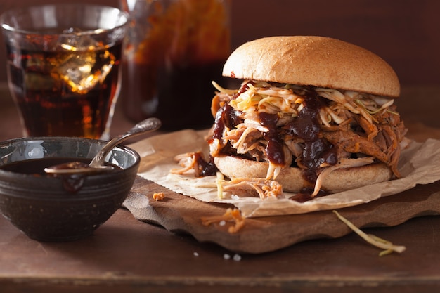 Zelfgemaakte pulled pork burger met koolsalade en bbq saus