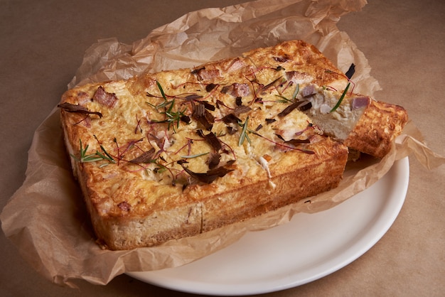 Zelfgemaakte quiche op een bakplaat