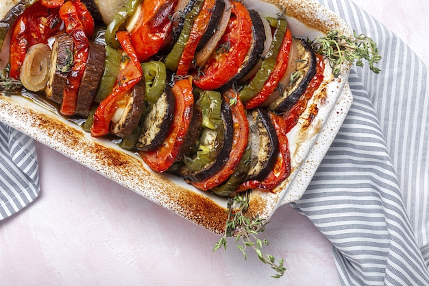 Zelfgemaakte ratatouille. Traditionele Franse stoofpot van zomergroenten