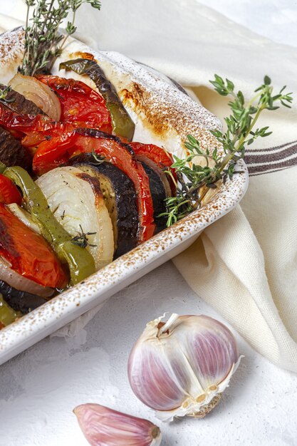 Zelfgemaakte ratatouille. Traditionele Franse stoofpot van zomergroenten