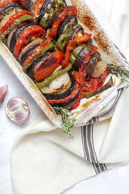 Zelfgemaakte ratatouille. Traditionele Franse stoofpot van zomergroenten