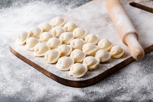 Zelfgemaakte rauwe dumplings op houten bord