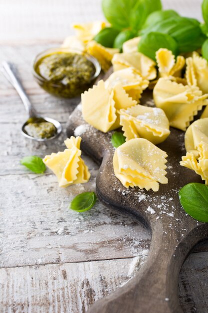 Zelfgemaakte rauwe Italiaanse saccottini met groene pesto