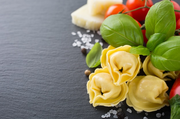 Zelfgemaakte rauwe italiaanse tortellini met ham en kaas