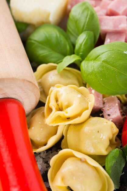 Foto zelfgemaakte rauwe italiaanse tortellini met ham en kaas