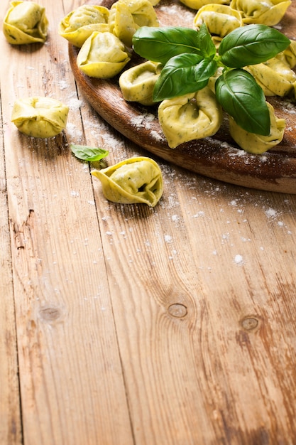 Zelfgemaakte rauwe Italiaanse tortellini