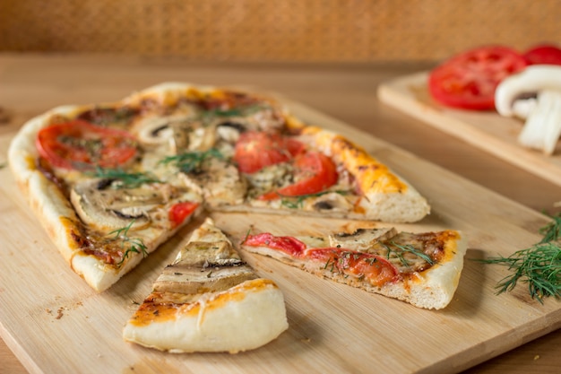 Zelfgemaakte rechthoekige pizza Margherita met champignons