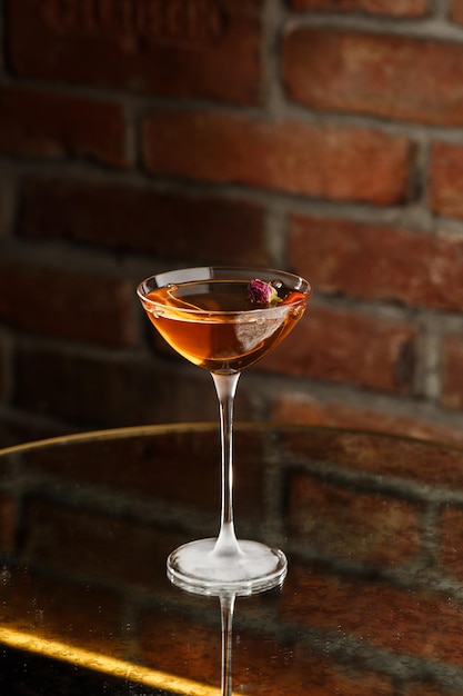 Foto zelfgemaakte rob roy-cocktail met scotch en vermouth drankjes op basis van whisky met manhattan-kersencocktail