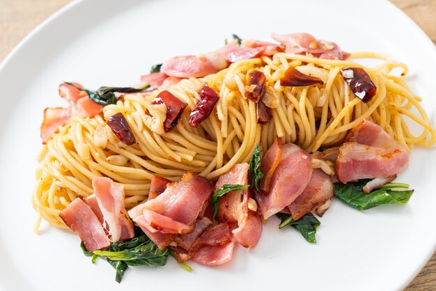 Zelfgemaakte Roergebakken Spaghetti Met Gedroogde Chili En Bacon