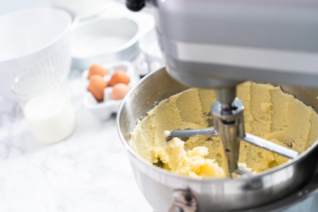 Zelfgemaakte ronde vanillecake bakken.