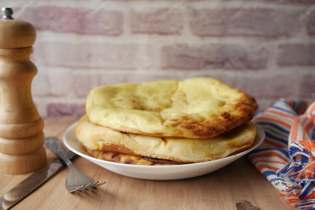 Zelfgemaakte roti chapati op tafel