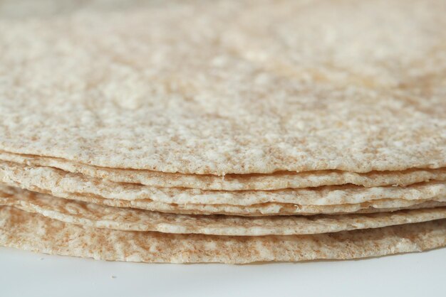 Zelfgemaakte roti chapati op tafel