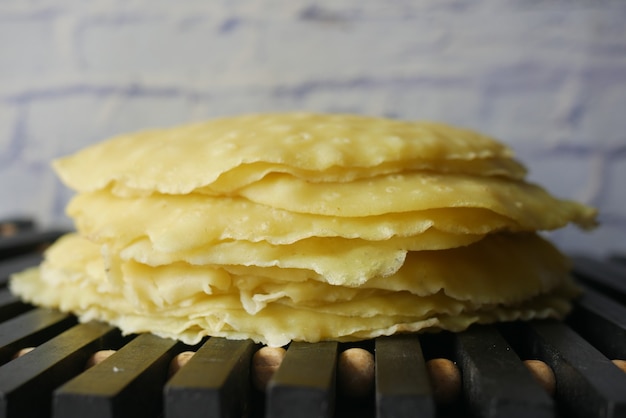 Zelfgemaakte roti chapati op tafel