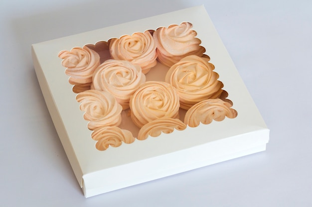 Foto zelfgemaakte roze marshmallows in de doos, feijoa - een ideale zure, zelfgemaakte delicatesse