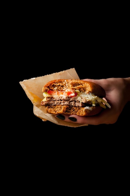 Zelfgemaakte rundvleesburger op een houten ondergrond Verse smakelijke hamburger met frietjes op houten tafel