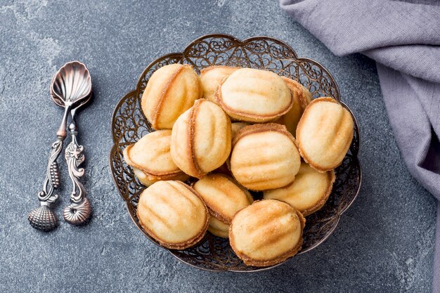 Zelfgemaakte Russische koekjes met gekookte gecondenseerde melk op een donkere tafel.