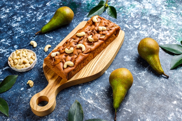 Zelfgemaakte rustieke chocolade cake met peer en cashewnoten, bovenaanzicht