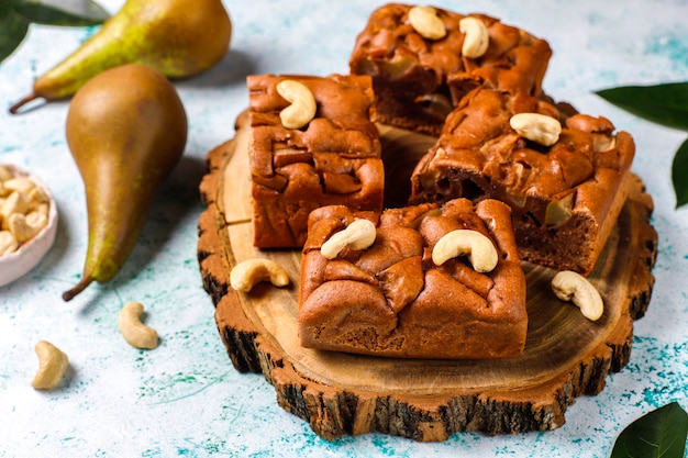 Zelfgemaakte rustieke chocolade cake met peer en cashewnoten